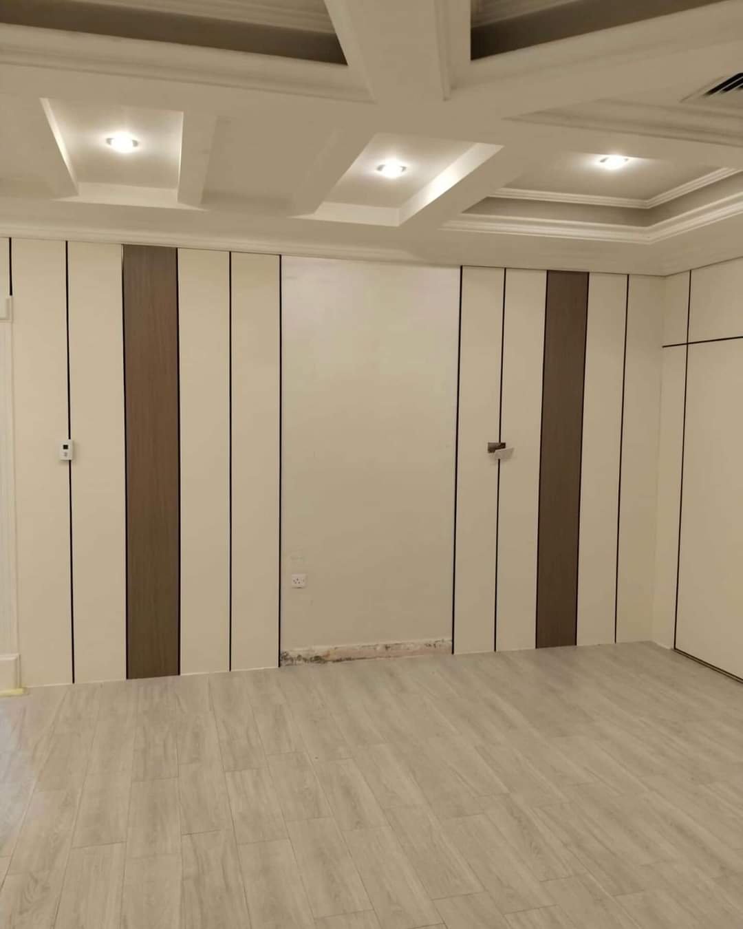 تركيب بديل خشب للجدران في ديكورات داخلية عصرية