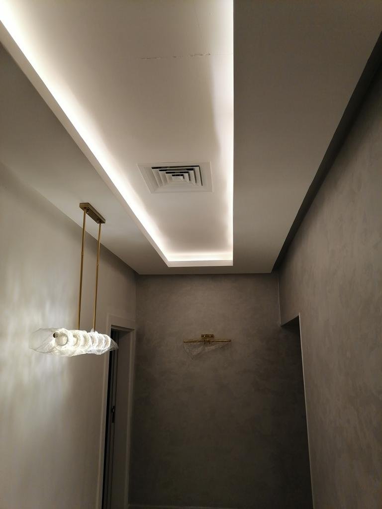 دهان صالة استقبال بألوان محايدة وفخمة في الكويت