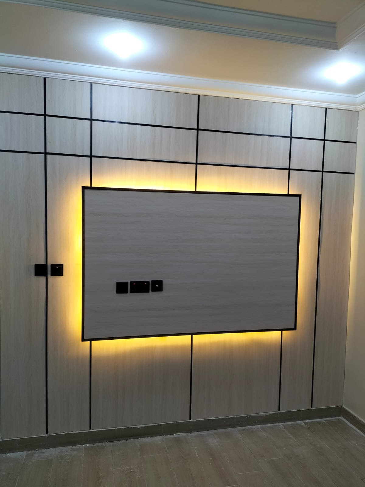 سقف مزخرف بجبس وإضاءة LED خفية